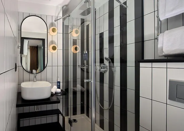 Platine Otel 4*